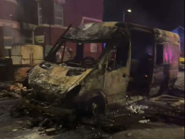 Estallan disturbios en Reino Unido tras asesinato de 3 niñas en academia de danza