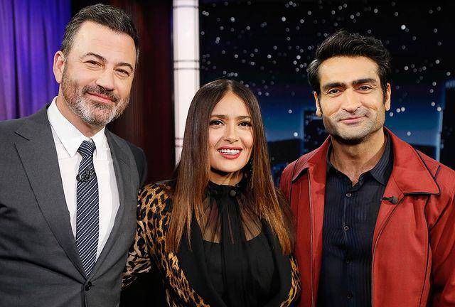 Salma Hayek asiste al programa Jimmy Kimmel Live y sorprende a los fans de Marvel.