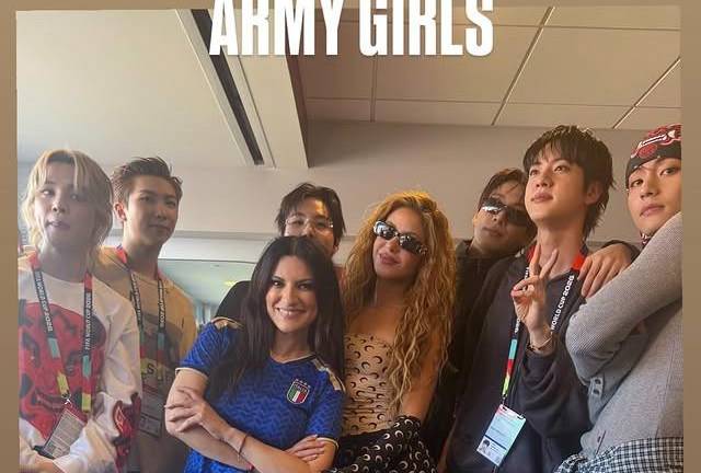 Laura Pausini y Shakira posan junto a BTS.