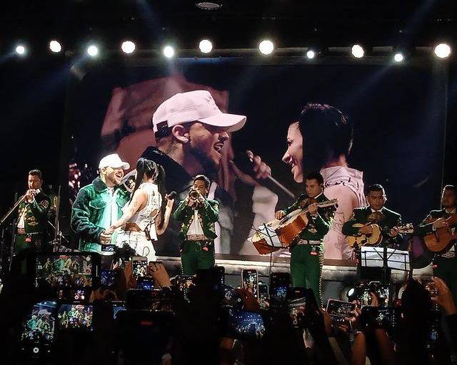 Nodal y Cazzu se demuestran amor en el escenario