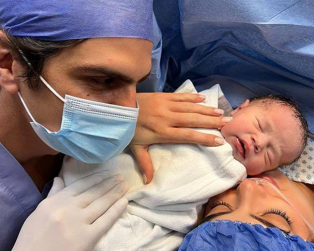 Ya es mamá Ximena Navarrete y comparte la primera foto de su bebé