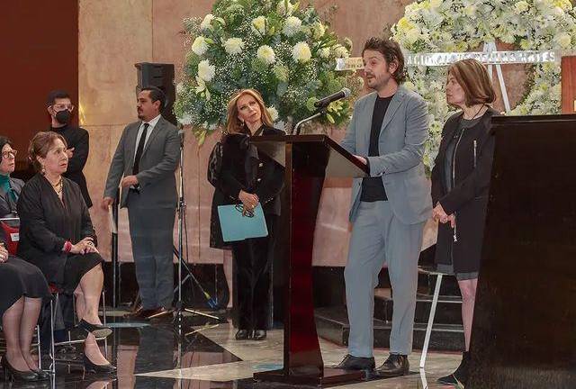 Diego Luna despide a su papá con un homenaje en Bellas Artes