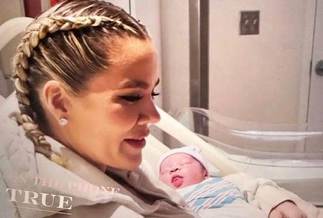 Khloé Kardashian con su bebé de vientre de alquiler.