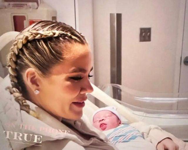 Khloé Kardashian presenta oficialmente a su bebé de vientre de alquiler