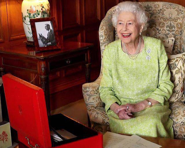 Reina Isabel II se contagia de Covid