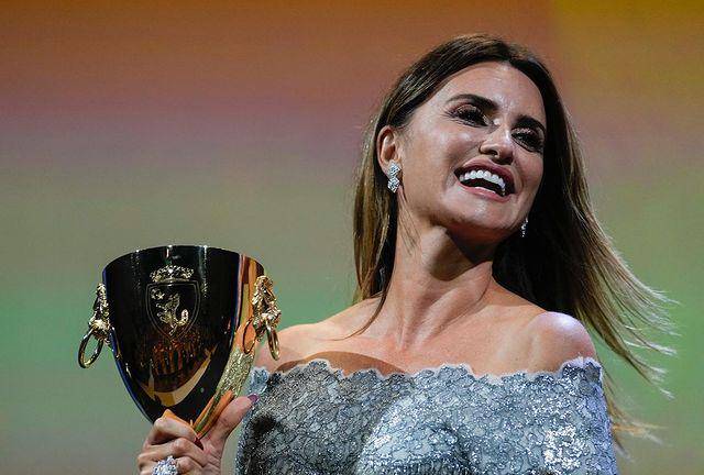 Penélope Cruz gana la Copa Volpi a la Mejor Actriz del Festival de Venecia por ‘Madres paralelas’, de Pedro Almodóvar