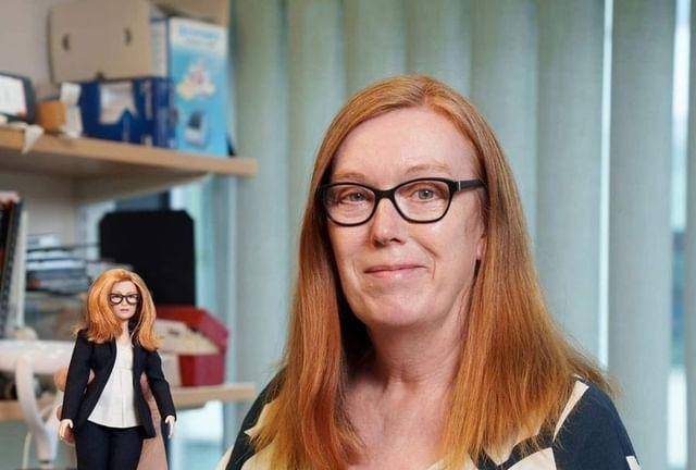 Sarah Gilbert con su muñeca.