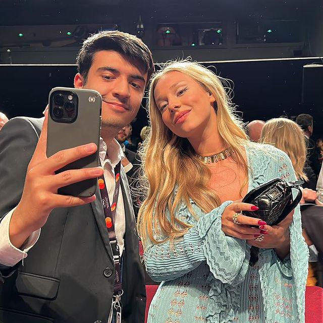 $!Ester Expósito regala foto con sus seguidores.