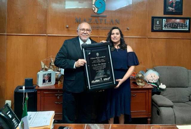 Karyna Olivas Palomares recibe la medalla al Mérito Femenil Agustina Monterde Lafarga por su gran don de servicio