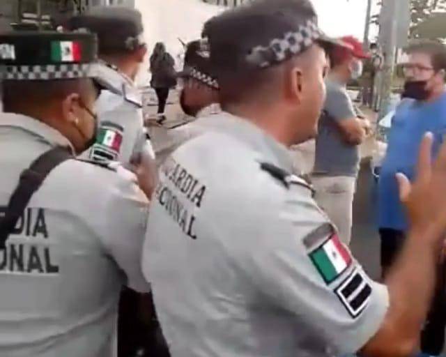Choferes de plataformas se ‘enfrentan’ a la Guardia Nacional en el Aeropuerto de Mazatlán