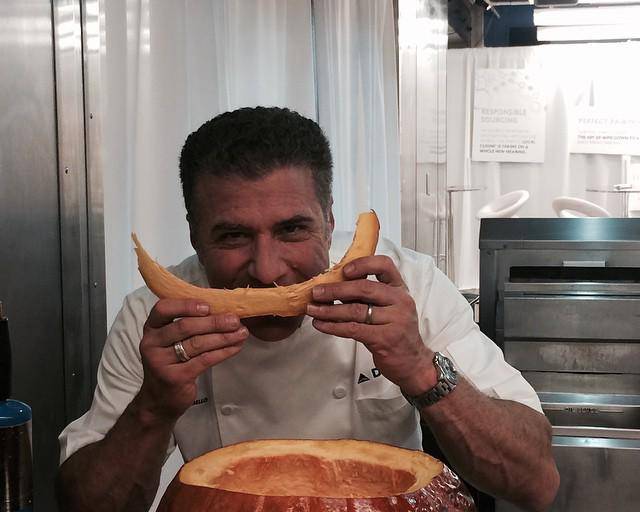 Muere Michael Chiarello, famoso chef de televisión, por reacción alérgica