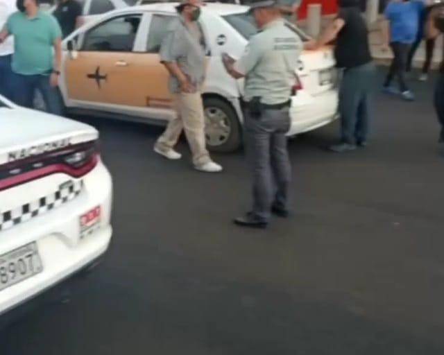 Choferes de plataformas se ‘enfrentan’ a la Guardia Nacional en el Aeropuerto de Mazatlán