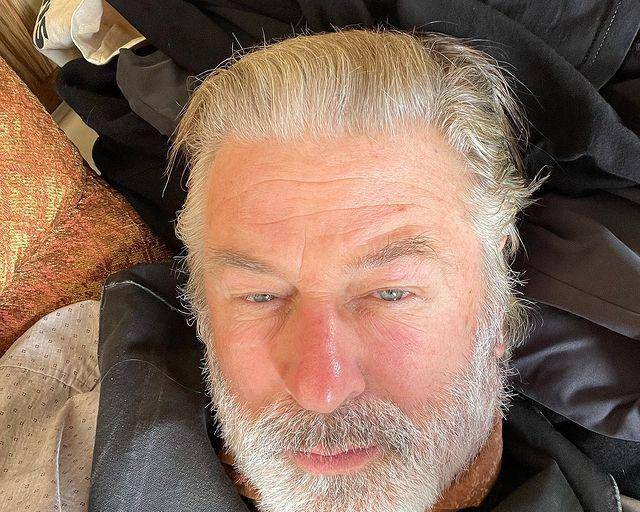 Ordena tribunal incautar y revisar el teléfono del actor Alec Baldwin