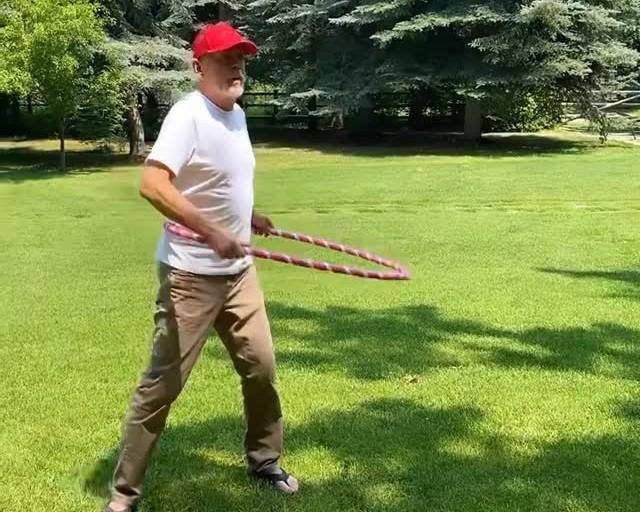 Bruce Willis reaparece en redes jugando al hula hula