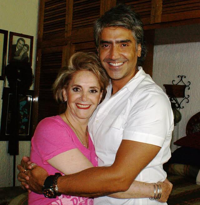 $!Alejandro Fernández con su mamá, doña Cuquita Abarca.