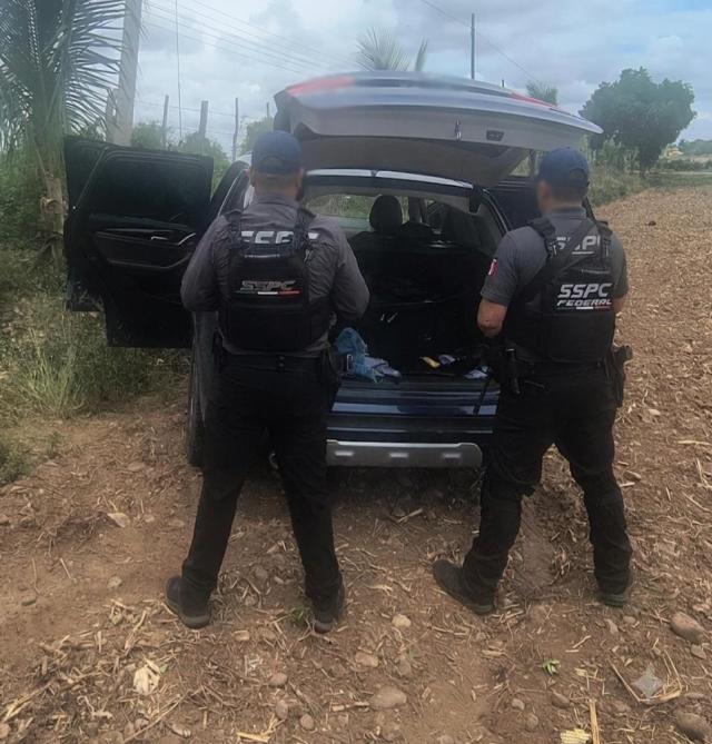 $!Ejército y SSPC aseguran arsenal, explosivos y vehículo abandonado durante operativos en Mazatlán y Escuinapa