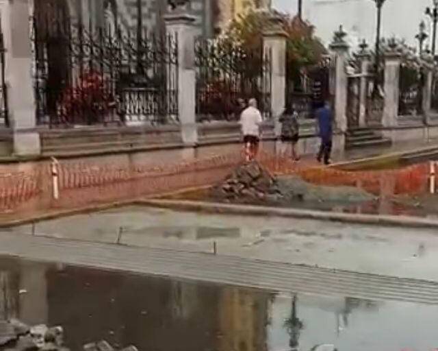 Lluvia evidencia mala planeación de paso peatonal elevado afuera de Catedral, en Mazatlán