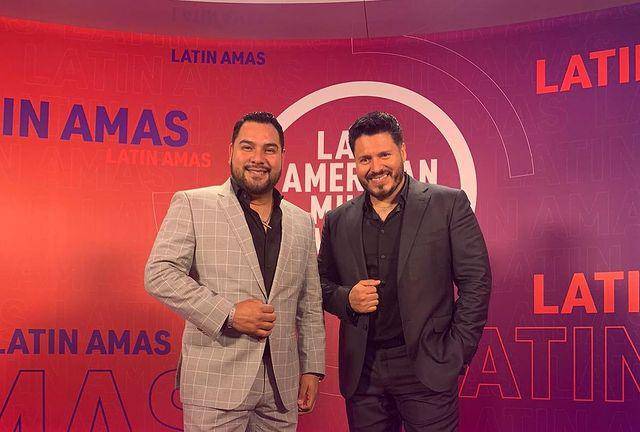 Desfilan estrellas latinas en la alfombra roja de los Latin AMAs