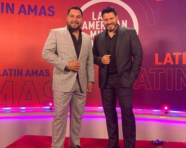 Desfilan estrellas latinas en la alfombra roja de los Latin AMAs