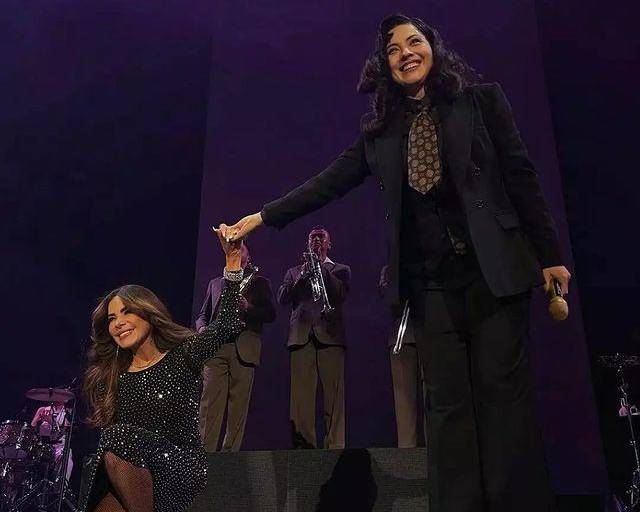 Mon Laferte ‘rompe’ el Auditorio Nacional con artistas mexicanos