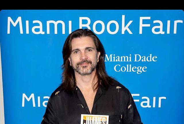 Juanes y presenta su biografía en la Feria del Libro de Miami.