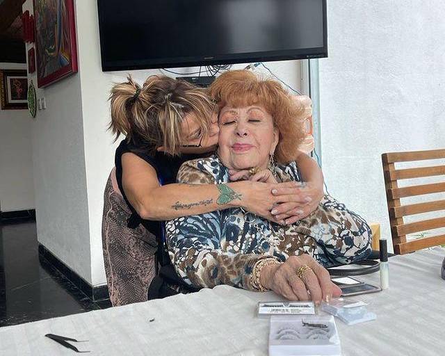 Alejandra Guzmán confirma sin darse cuenta que Silvia Pinal padece demencia senil