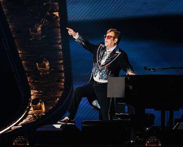 Elton John se retira de Twitter, se une a protesta por políticas de Elon Musk