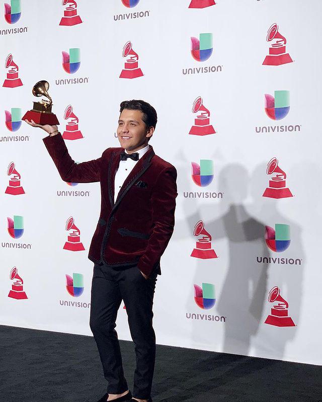 $!Consideran a Nodal como el nuevo Vicente Fernández