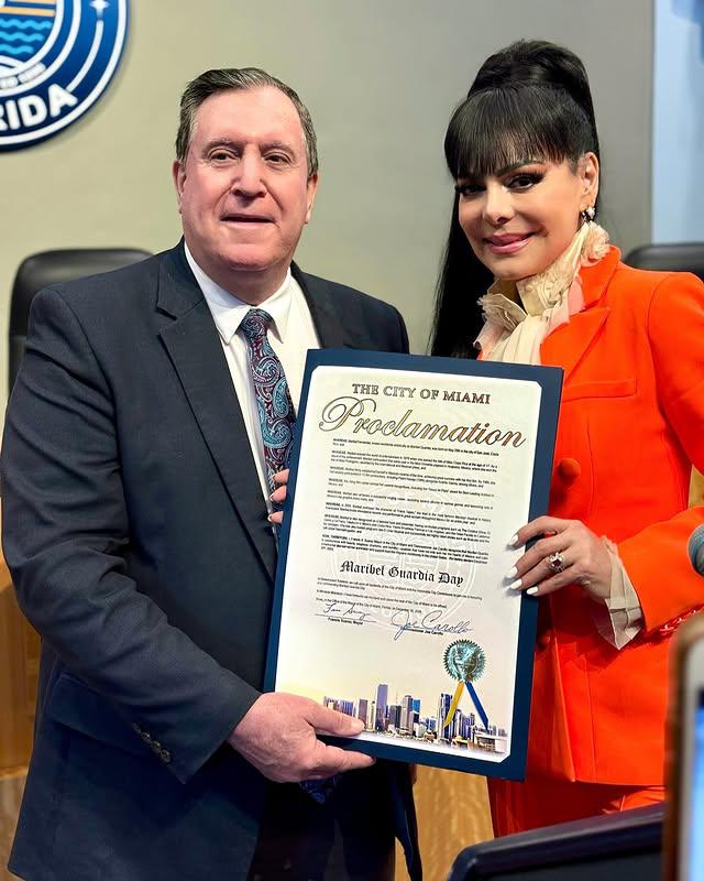 $!El ex alcalde de Miami Joe Carollo entrega el documento a la artista mexicana.