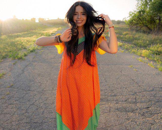 Ángela Aguilar rinde homenaje a su abuela Flor Silvestre con uno de sus vestidos