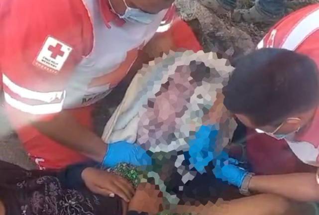 Una joven indígena dio a luz en un lote baldío en la comunidad de Ruiz Cortines, en Guasave, con apoyo de personal de la Cruz Roja.