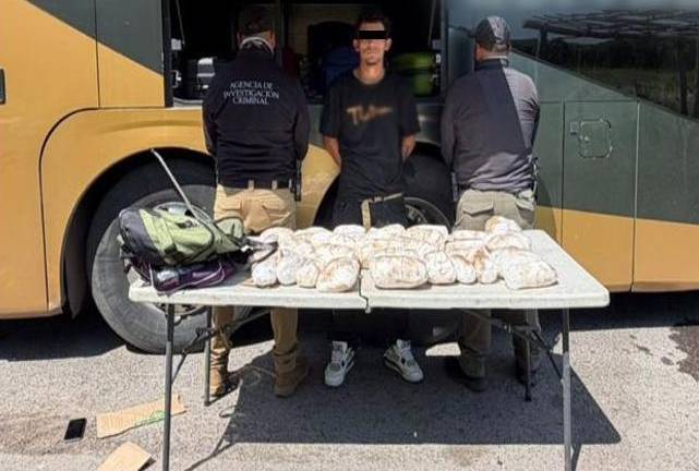Un hombre es detenido en autobús con 22 kilos de metanfetamina por autoridades federales.