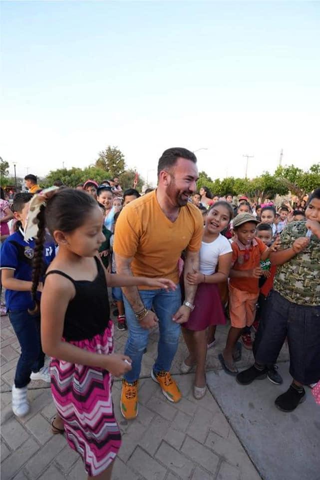 $!Director del Instituto de Cultura de Mazatlán lleva festejos a niños y mamás ¡en El Huajote, Concordia!