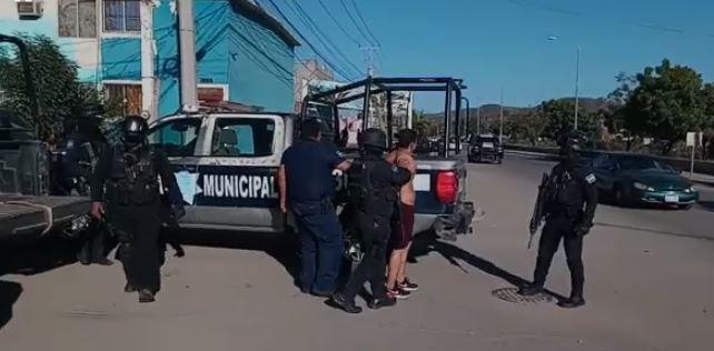 $!Intenta hombre incendiar casa en La Foresta, y es detenido al entregarse en la azotea