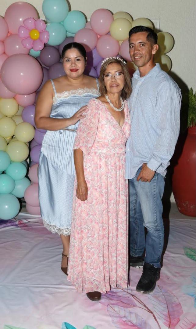 $!Sarahí Aguirre y Jesús Parente con la cumpleañera.