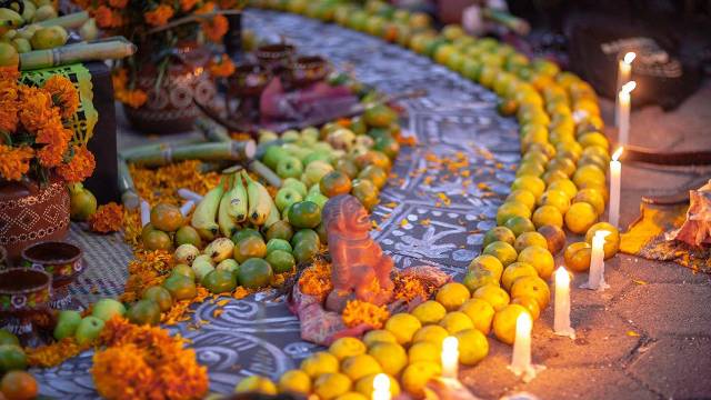 ¿Qué significan las frutas y las flores en el altar de muertos? Conoce