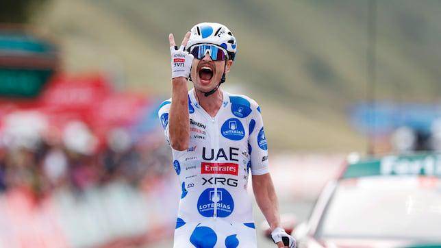 Jay Vine celebra su llegada a la meta con el triunfo en la etapa 10 de la Vuelta.