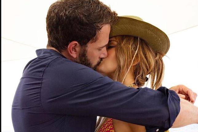 Celebra cumpleaños Jennifer Lopez y publica foto besando a Ben Affleck