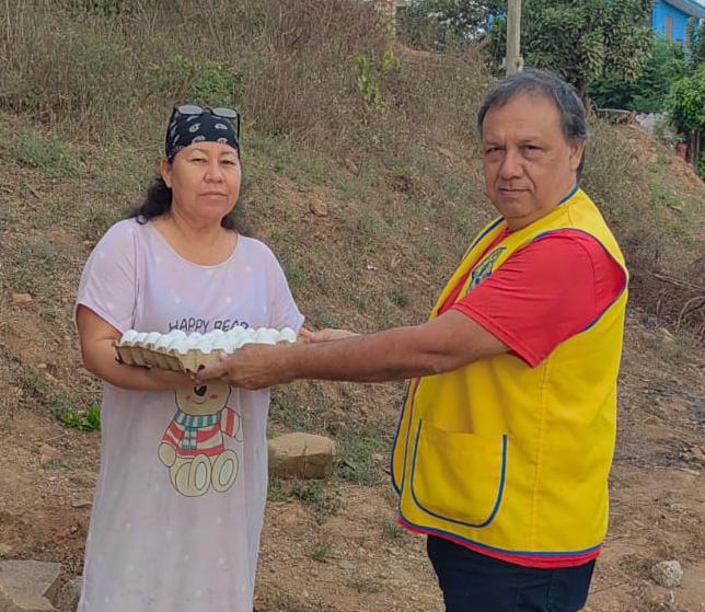 $!Lleva Club de Leones Rosario despensas y carteras de huevo a familias en comunidades