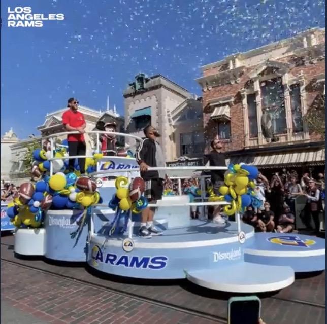 $!Cooper Kupp, Aaron Donald y Matthew Stafford celebran en Disneyland, en Anaheim