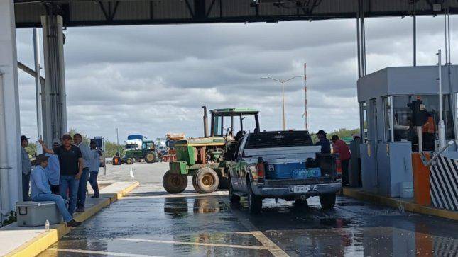 Uno de los bloqueos carreteros en Tamaulipas.