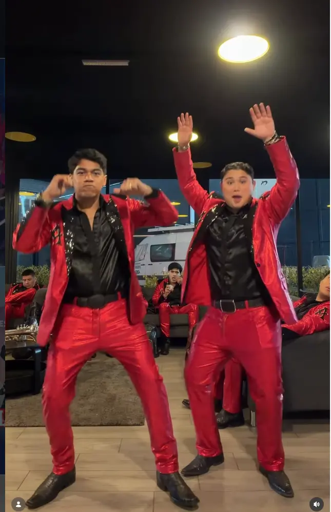 $!Vocalistas de la agrupación, festejan estar en el reality show.