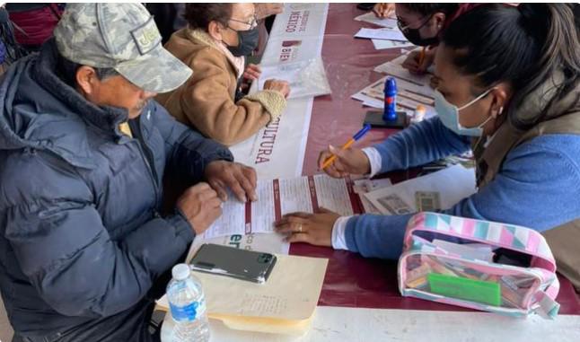 Beneficiarios reciben los depósitos de Producción para el Bienestar.