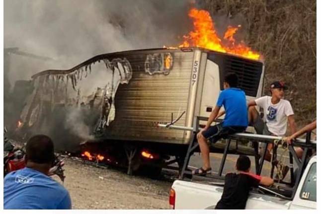 Vuelca e incendia tráiler a la altura de Chupaderos, Concordia; está cerrada la Autopista a Durango