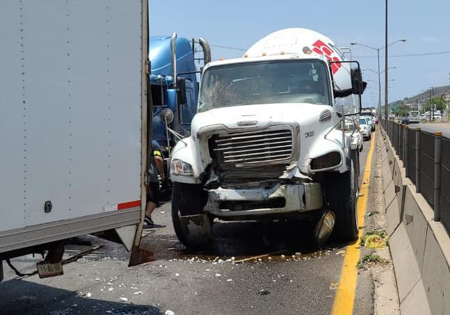 $!Trompo, tráiler, torton y camioneta chocan en la Internacional al sur de Mazatlán; hay un lesionado