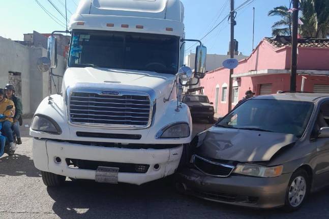 Las autoridades solo reportaron daños materiales.