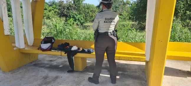 $!En una parada de autobús en Mazatlán, la Guardia Nacional halla una mochila con metanfetamina