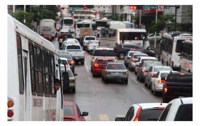 La congestión vial en Culiacán genera pérdidas económicas y mayores tiempos de traslado, especialmente para quienes utilizan el transporte público.