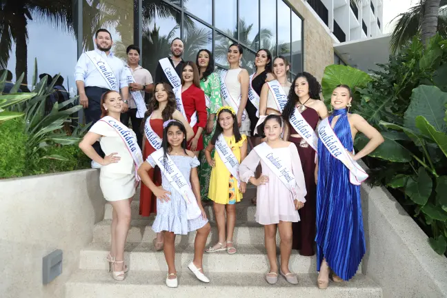 Aspirantes a los distintos reinados del Carnaval de Mazatlán 2026 posan durante su etapa de campaña rumbo a “Arriba la Tambora”.