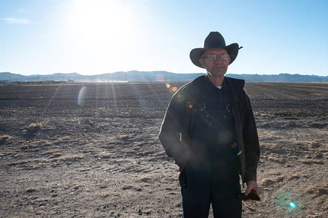 Isaack Dyck Dyck, productor de maíz en Chihuahua, quiso limitar la contaminación ambiental vendiendo los tallos sobrantes de su cosecha a las personas que se dedican a la ganadería, en lugar de quemarlos.